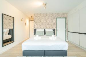 SHWAY - The Card Room Green Studio