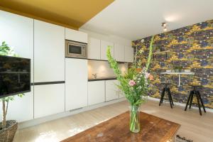 SHWAY - The India Yellow Studio