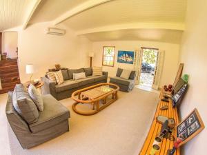 Pé na Areia da Praia dos Ossos e Seis Suítes