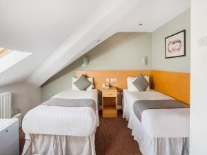 Standard Twin Room room in OYO London Guest House