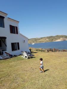 Casa con jardin ,vistas al mar y atardecer en Playas de Fornells