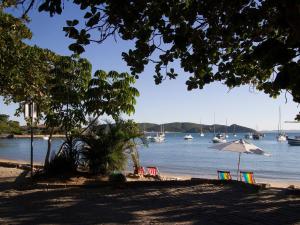 Pé na Areia da Praia dos Ossos e Seis Suítes
