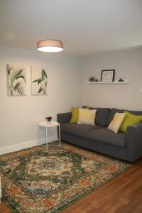 HiddenGem-private modern home on trendy Main St