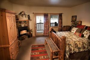 Deluxe King Room room in Daniels Summit Lodge