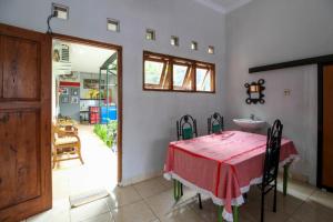 RedDoorz near Hartono Mall