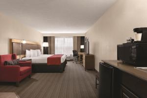 King Suite with Spa Bath room in Country Inn & Suites by Radisson Fairborn South OH