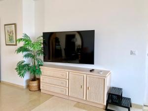 3 BEDROOM, 250m FROM THE BEACH! SWIMMING POOL, PARKING!