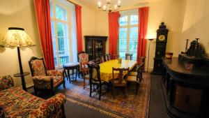 Private Castle with Park - Château Guillermo