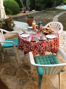 B&B / Chambres d'hotes Villa C3 Arthur Rimbaub chambre d’hote piscine proche mer plage 600m : photos des chambres