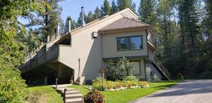 Akiskinook Sandy Beach Lakefront Resort! Tennis, Pickle, Basket Ball Courts, Indoor Pool, Hot Tub, Squash Court! Short Drive to Radium or Fairmont Hot Springs!