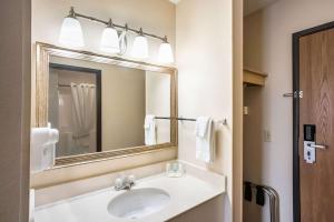 Queen Room with Two Queen Beds - Non-Smoking room in Quality Inn Cedar Rapids South