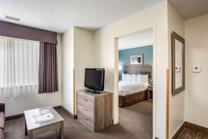 One-Bedroom Queen Suite - Non-Smoking room in MainStay Suites Cedar Rapids