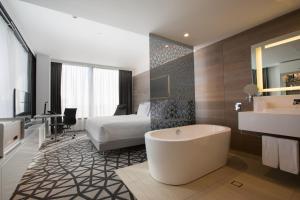 Deluxe King Room room in Pullman Sydney Airport