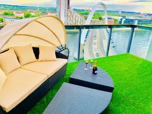 Glasgow City Centre - The PENTHOUSE with RiverViews - (Duplex, 3 Bedrooms, 3 Bathrooms, 2 Living rooms/Kitchen, Private SKY Terrace, 2 Parkings, Top Floor, Huge - 2100 sq ft, SECC HYDRO) - 牛顿梅恩斯