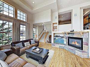 Three-Bedroom Townhouse room in New Listing! Alpine Oasis With Hot Tub Near Slopes Townhouse