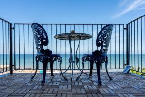 Signature Beachfront Home, Panoramic Sea Views & Marble Fireplace