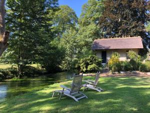 Chaumière au bord de l'eau - Domaine de 3 hectares - Borne Electrique - Chiens acceptés