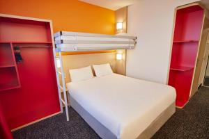 Hotels Premiere Classe Clermont Ferrand Centre : Chambre Triple Standard (1 Lit Double et 1 Lit Simple)