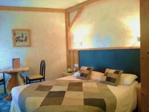 Hotels Hotel Le Littoral : Chambre Double Traditionnelle - Vue Partielle sur Lac