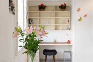 L OLIVIER Modern and Bright Historic Center Gem, 150m from the beach