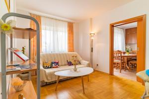 Big 4 bedroom apartment with private parking 