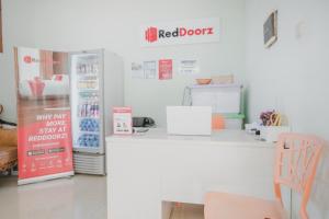 Reddoorz Plus @ Karet Pedurenan 3