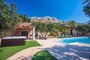 Villa Paula with 7 bedrooms, heated 36sqm private pool, Jacuzzi, Gym and sea views