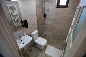 Triple Room with Bathroom room in Airport House