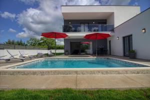 Modern villa Ema near Pula and beach by WiiBuk