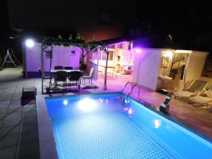 Villa Valenta-Klis near Split, heated pool & view 