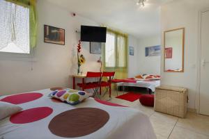 Hotels Logis Hotel Corintel Bordeaux Est : Chambre Familiale (5 Adultes)