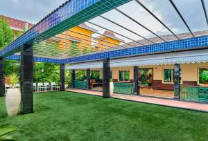 MAYFAIR Lake Resort