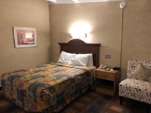 Queen Room - Non-Smoking room in Red Carpet Inn Syracuse Airport