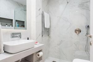 Disinffected Kifissia Central near Metro Apartment 1BR