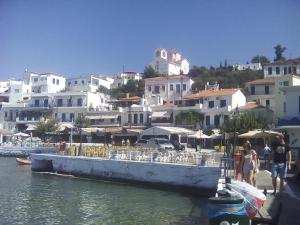 O xsenonas tis Elenis Andros Greece