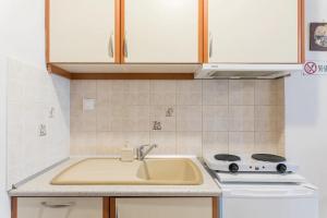 Central Studio! Fiber WiFi, AC, Private, Self Check-in!