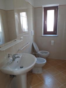 Chambre Double ou Lits Jumeaux avec Salle de Bains Commune