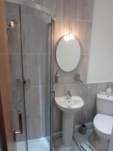 Apartment 1 Exquisite two king bedroom with en suites - close to the town centre, rail, airport and theatre