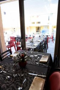 Hotels Logis Hotel Restaurant Azalees : photos des chambres