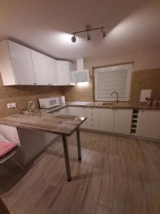 Apartamenty na przedmieściach RADZYMINA z prywatnym parkingiem i ogrodem FAKTURA