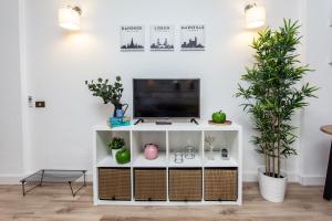 Spectacular Renovated Apartment, 5 min to Camison Beach, with AirCon