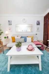 Spectacular Renovated Apartment, 5 min to Camison Beach, with AirCon