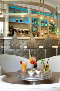 Hotels The Originals Boutique, Hotel Les Strelitzias : photos des chambres