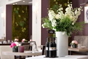 Hotels The Originals Boutique, Hotel Les Strelitzias : photos des chambres