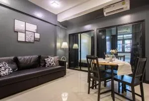 T5 2 Bedrooms/6guests/full kitchen/1 min to BTS - Thon Buri