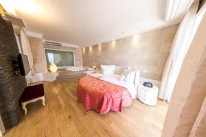Deluxe Suite room in Splendid Conference & Spa Resort