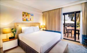 Premium Room with Balcony and Garden View - Includes 25% off on F&B room in Radisson Blu Hotel & Resort Al Ain