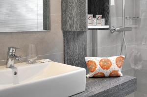 Hotels The Originals Boutique, Hotel Les Strelitzias : photos des chambres
