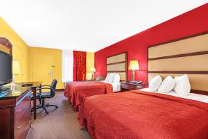 Deluxe Queen Room with Two Queen Beds - Smoking room in America's Best Value Inn-Milledgeville