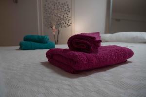 Tranquil Infinity Pool Getaway (private jacuzzi and steam bath, pool, garden, sea and city views)